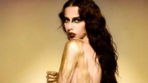 Marina Sena posa nua e comemora álbum mais ouvido