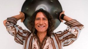 Percussionista Marco Lobo e seu quinteto em apresentação musical no Instituto Arte no Dique, Santos.