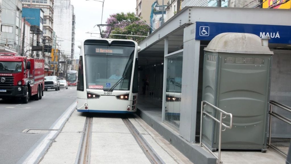 Feriado 7 de setembro: VLT da Baixada Santista com operação especial, ônibus elétrico com acesso para cadeirante em estação urbana.