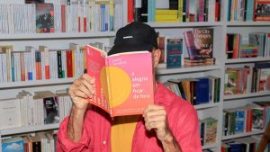 Lançamento do livro A alegria em ficar de foram acontece no dia 20 de maio em Campinas.