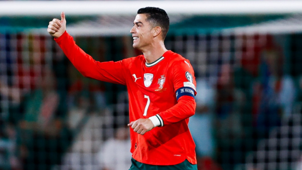 Cristiano Ronaldo com o uniforme da Seleção de Portugal em destaque após sua convocação histórica para a disputa do Mundial de 2026.