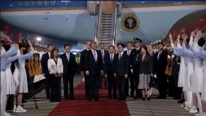 Presidente Donald Trump e Xi Jinping em encontro diplomático em Pequim durante visita oficial à China.