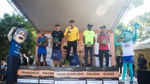 Atletas no pódio durante a 9ª Maratona de Campinas, representando o evento esportivo e o incentivo à saúde na cidade.