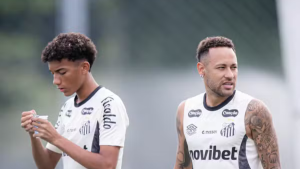 Neymar e Robinho Jr durante treino do Santos marcado por desentendimento e clima de tensão em campo.