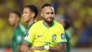 Neymar Jr. com a camisa da seleção brasileira, representando o foco da discussão sobre sua convocação para a Copa do Mundo e as críticas da imprensa internacional.