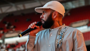 Ex-jogador Daniel Alves participa do evento religioso The Change em estádio na Espanha.