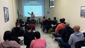 Motorista profissional ao volante em Santos para o Curso para Motoristas Profissionais gratuito da CET-Santos.