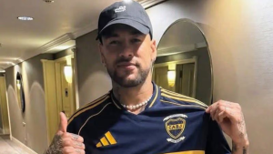 Neymar Jr em ação durante partida, alvo de interesse do Boca Juniors para reforço do elenco.