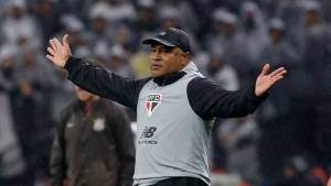 Roger Machado comandando o São Paulo FC antes de sua demissão após eliminação na Copa do Brasil.
