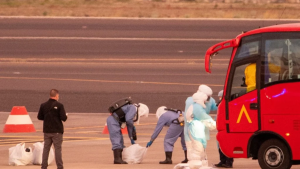 Navio de cruzeiro em operação de desinfecção por hantavírus e repatriação de passageiros internacionais.