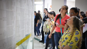Candidatos participando do Feirão de Empregos Sumaré com vagas em logística, indústria e administração.