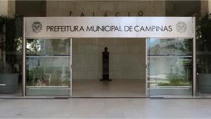 Aposentado realizando pedido de isenção de IPTU 2027 em Campinas através de portal digital.