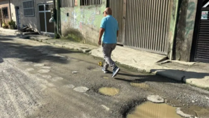 Sede da Sabesp em Cubatão vinculada à multa de R$ 4 milhões por falhas na pavimentação urbana.