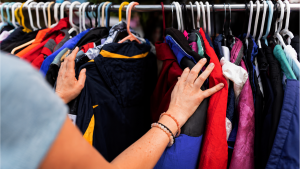 Outlet Solidário em Santos no Lar das Moças Cegas com descontos de 80% em roupas de marca.