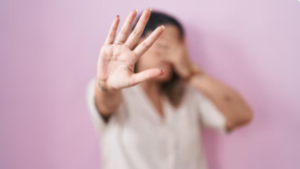 Mulher caminhando apreensiva em ambiente urbano sob impacto do medo da criminalidade e insegurança pública no Brasil.