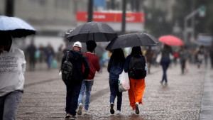 Céu com poucas nuvens sobre horizonte urbano, ilustrando o período de tempo estável e temperaturas em elevação no estado de São Paulo.