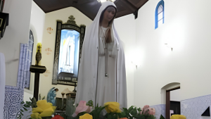 Representação de Nossa Senhora de Fátima em destaque para celebrações religiosas na Baixada Santista.