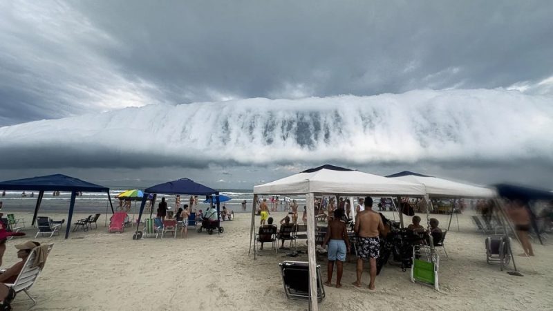 Formação de nuvem rolo extensa no céu da Riviera de São Lourenço capturada em ângulo panorâmico no litoral de SP.