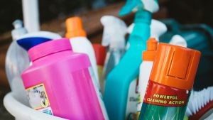 Produtos de limpeza essenciais como água sanitária, desinfetante e álcool para higienização residencial segura.