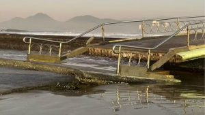 Danos estruturais em passarela da Praia de Santos causados por forte ressaca do mar.