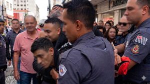 Prisão em flagrante de homem por agressão contra ex-namorada no bairro Boqueirão, Praia Grande.