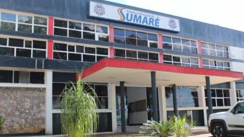 Fachada do prédio da Prefeitura de Sumaré, em imagem externa, com destaque para a placa “SUMARÉ”, contexto de feira de emprego em Sumaré