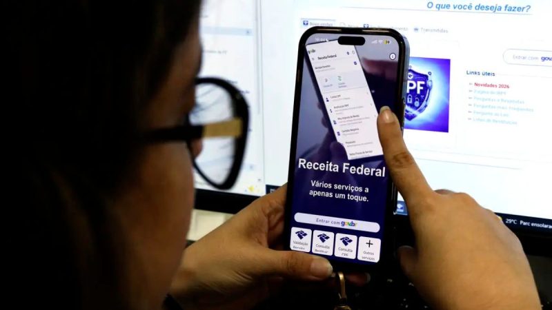 Contribuinte organizando recibos de prêmios e apostas para a declaração do Imposto de Renda 2026.