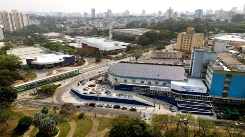 Fachada da Rede Mário Gatti em Campinas com ambulância do SAMU para atendimento de urgência e emergência 192.