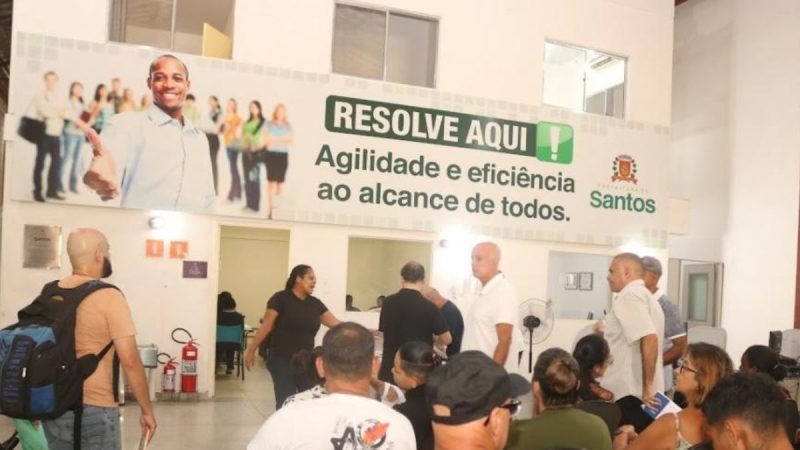 Candidatos em atendimento no Mutirão do Emprego em Santos para preenchimento de vagas de trabalho.