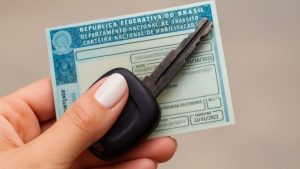 Carteira Nacional de Habilitação CNH em destaque sobre mesa para ilustrar a renovação automática para bons condutores.