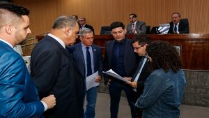 Cigarro eletrônico tipo vape em destaque para votação de projeto de lei sobre proibição de uso em Campinas.