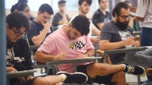 Meninos realizando a prova do vestibular da Unicamp