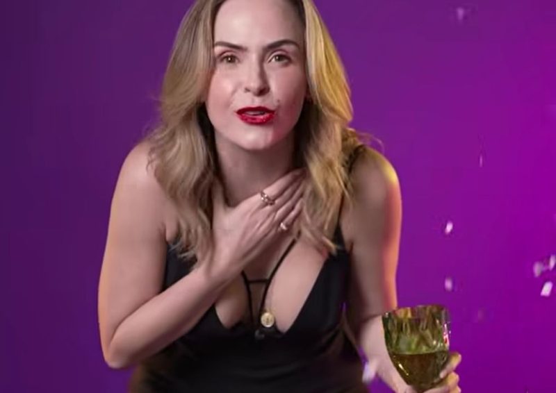 Ana Paula Renault em destaque no show da Shakira em Copacabana após polêmica e confusão.