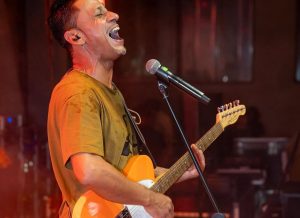 MC Leozinho abandona estúdio da rádio FM O Dia após desentendimento com apresentadores em transmissão ao vivo.