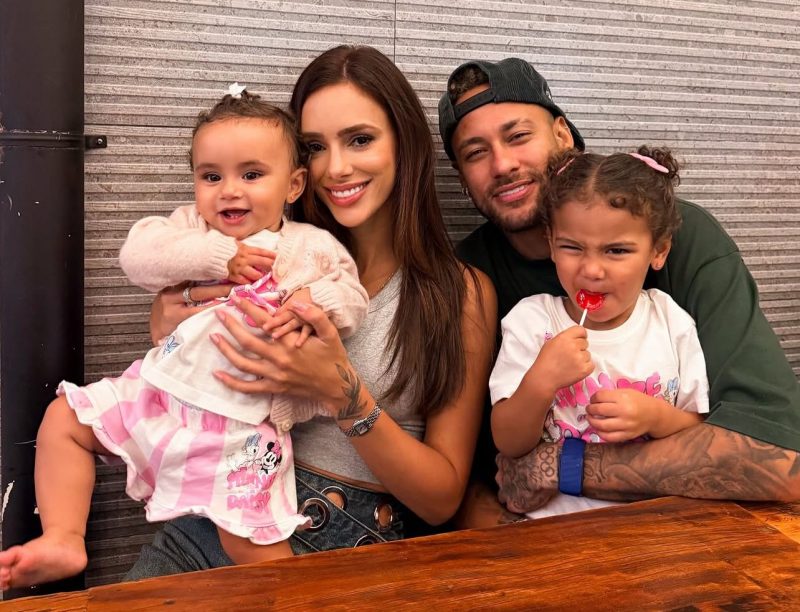 Neymar Jr presta homenagem para Bruna Biancardi em vídeo de Dia das Mães em cenário especial de lazer.