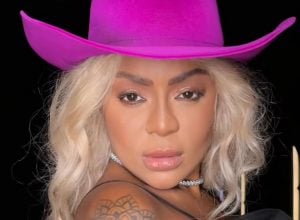 Apresentadora Cariúcha sorrindo após colar lente dentária quebrada com cola instantânea Super Bonder.