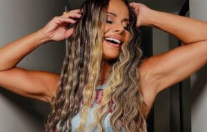 Viviane Araújo e Belo em destaque sobre pedido de remoção de cenas românticas em apresentações musicais.