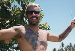 Surfista Pedro Scooby posa com Floquinho, seu novo cachorro de estimação, em momento de lazer familiar.