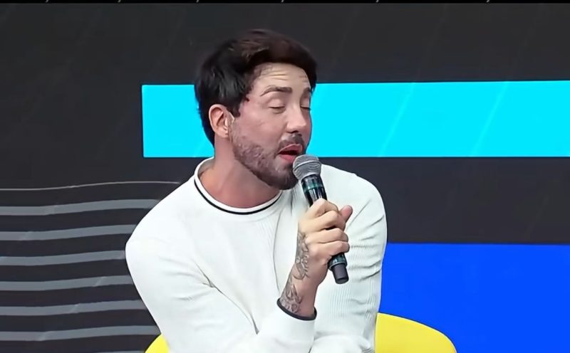 Rico Melquiades no programa SuperPop comentando polêmica sobre padrões estéticos e gordofobia em rede nacional.