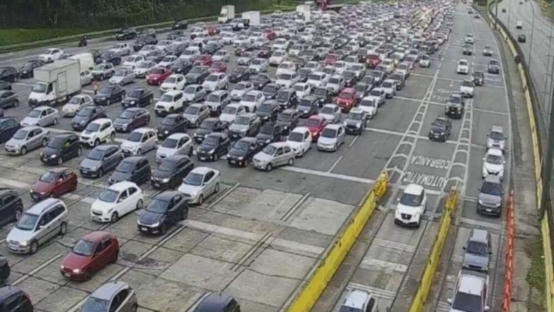 Fluxo de veículos no Sistema Anchieta-Imigrantes durante a movimentação do feriado de Corpus Christi 2026 em direção à Baixada Santista.