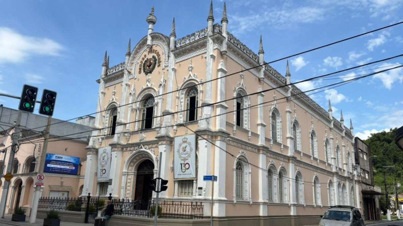 Salão Cerejeira restaurado no Centro Cultural Português de Santos com pinturas originais dos séculos 19 e 20.