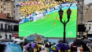 Torcedores reunidos na Praça Arautos da Paz em Campinas para assistir à transmissão do jogo entre Brasil e Marrocos pela Copa do Mundo.