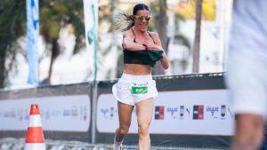 Corredor em treino para Meia de Santos e Maratona de Campinas focando em proteção solar e performance.