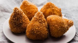 Dia da Coxinha: salgado paixão nacional ganha novas versões e movimenta comércio
