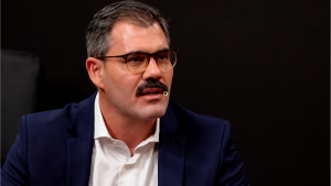 Juliano Cazarré participa de debate sobre masculinidade e o papel do homem na sociedade contemporânea.
