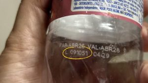 Sede da Anvisa e produtos Ypê ilustrando julgamento de recurso sobre suspensão de fabricação e vendas.