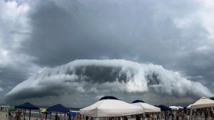 Nuvem rolo gigante cobrindo o céu da praia de Bertioga no litoral de São Paulo.