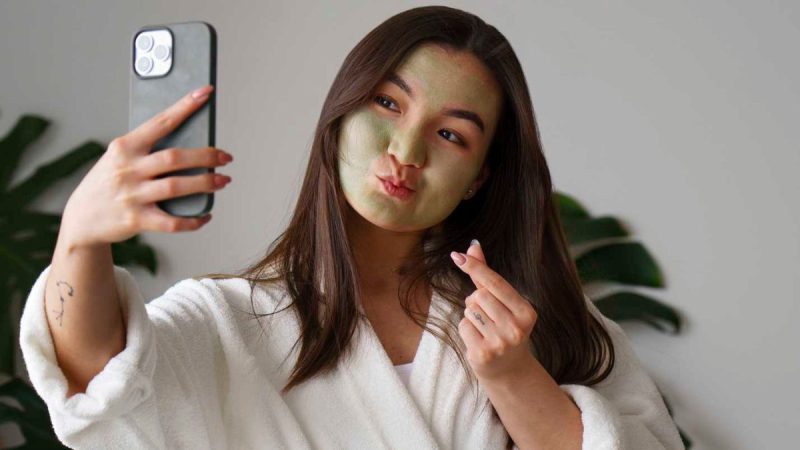 Rotina de K-beauty para corredores com produtos coreanos de cuidados com a pele e proteção solar esportiva.