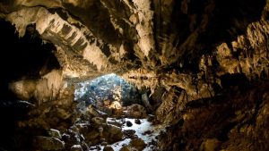 Exploração de caverna brasileira ilustrando o crescimento do ecoturismo no país e turismo de natureza sustentável.
