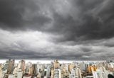 Ciclone bomba: cidade vista de cima com céu nublado e nuvens carregadas, cenário de alerta meteorológico do Inmet para temporais e frio no Sul e Sudeste.